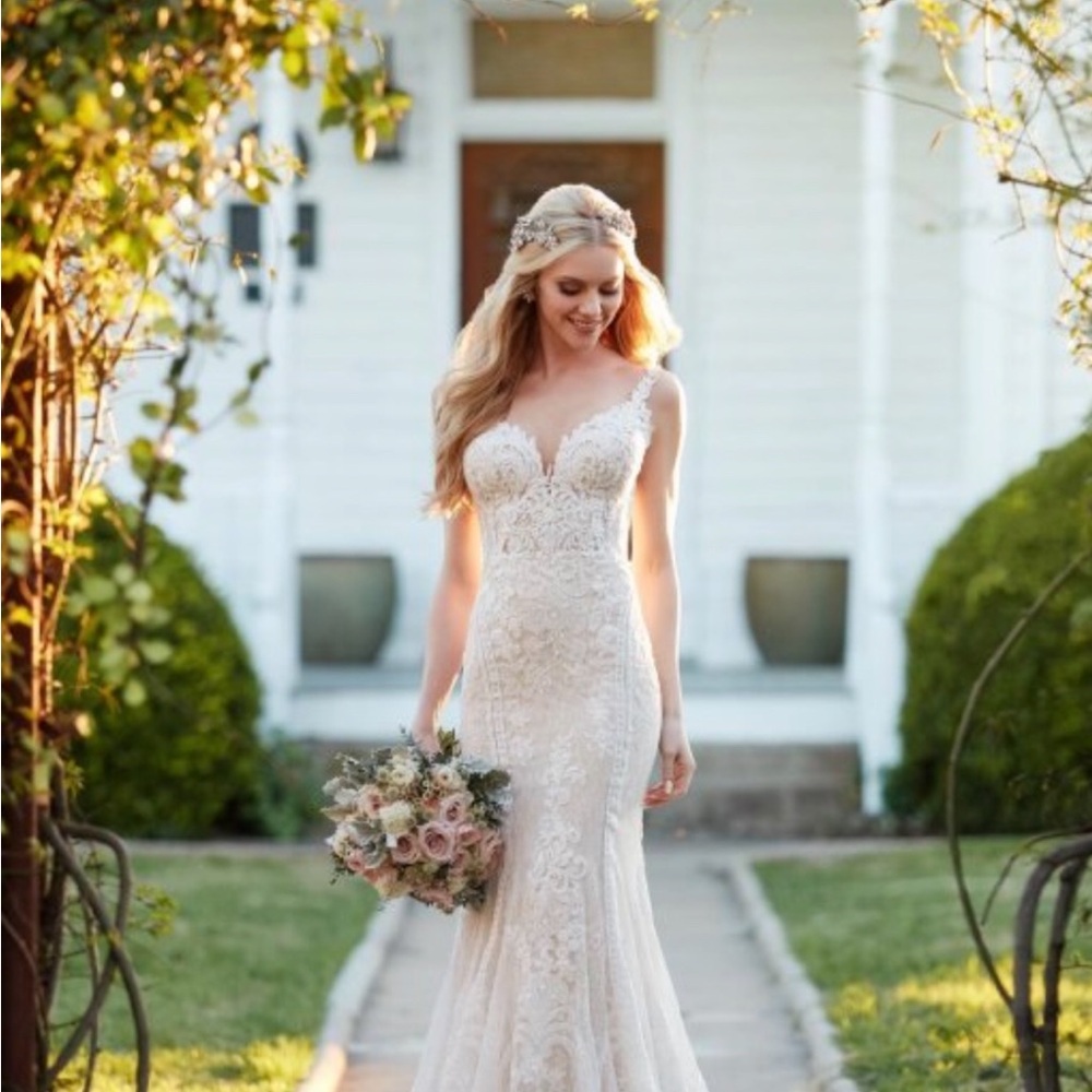 Martina Liana 905
Cream Lace Bridal Gown